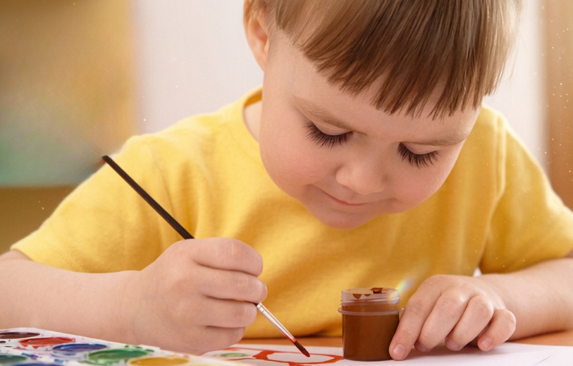 Дитана малює